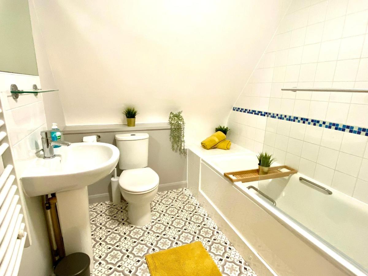 Beautiful Stylish 2 Bedroom Apartment! - 5 Minute Walk To The Beach! - Great Location - Parking - Fast Wifi - Smart Tv - Newly Decorated - Sleeps Up To 6! Close To & Poole Town Centre & Sandbanks Appartement
