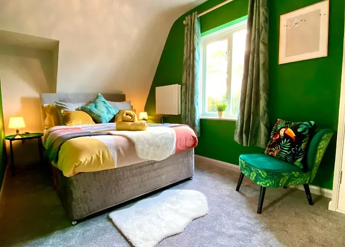 Beautiful Stylish 2 Bedroom Apartment! - 5 Minute Walk To The Best Beach! - Great Location - Parking - Fast Wifi - Smart Tv - Newly Decorated - Sleeps Up To 6! Close To Bournemouth & Poole Town Centre & Sandbanks