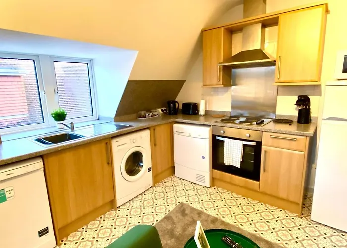 Beautiful Stylish 2 Bedroom Apartment! - 5 Minute Walk To The Best Beach! - Great Location - Parking - Fast Wifi - Smart Tv - Newly Decorated - Sleeps Up To 6! Close To Bournemouth & Poole Town Centre & Sandbanks