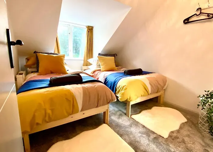 Beautiful Stylish 2 Bedroom Apartment! - 5 Minute Walk To The Best Beach! - Great Location - Parking - Fast Wifi - Smart Tv - Newly Decorated - Sleeps Up To 6! Close To Bournemouth & Poole Town Centre & Sandbanks