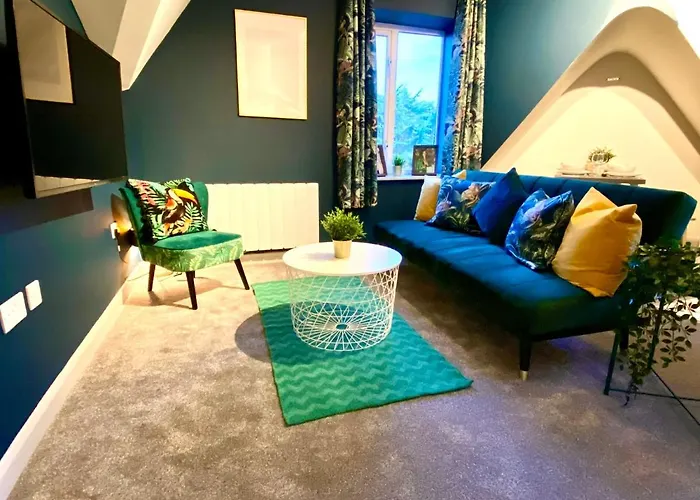 Beautiful Stylish 2 Bedroom Apartment! - 5 Minute Walk To The Best Beach! - Great Location - Parking - Fast Wifi - Smart Tv - Newly Decorated - Sleeps Up To 6! Close To Bournemouth & Poole Town Centre & Sandbanks