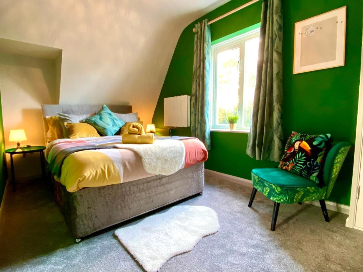 Beautiful Stylish 2 Bedroom Apartment! - 5 Minute Walk To The Beach! - Great Location - Parking - Fast Wifi - Smart Tv - Newly Decorated - Sleeps Up To 6! Close To & Poole Town Centre & Sandbanks