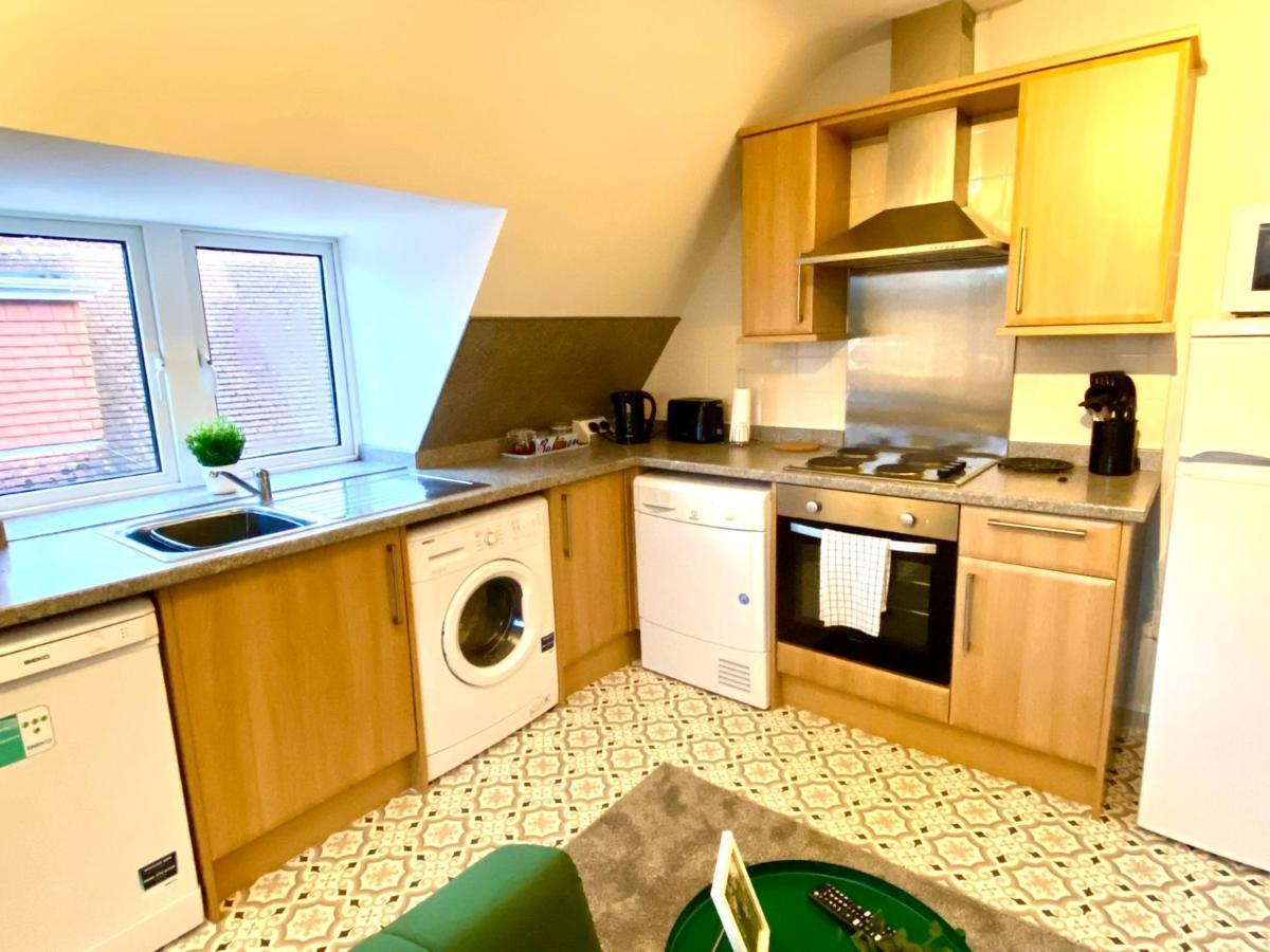 Beautiful Stylish 2 Bedroom Apartment! - 5 Minute Walk To The Beach! - Great Location - Parking - Fast Wifi - Smart Tv - Newly Decorated - Sleeps Up To 6! Close To & Poole Town Centre & Sandbanks * Bournemouth
