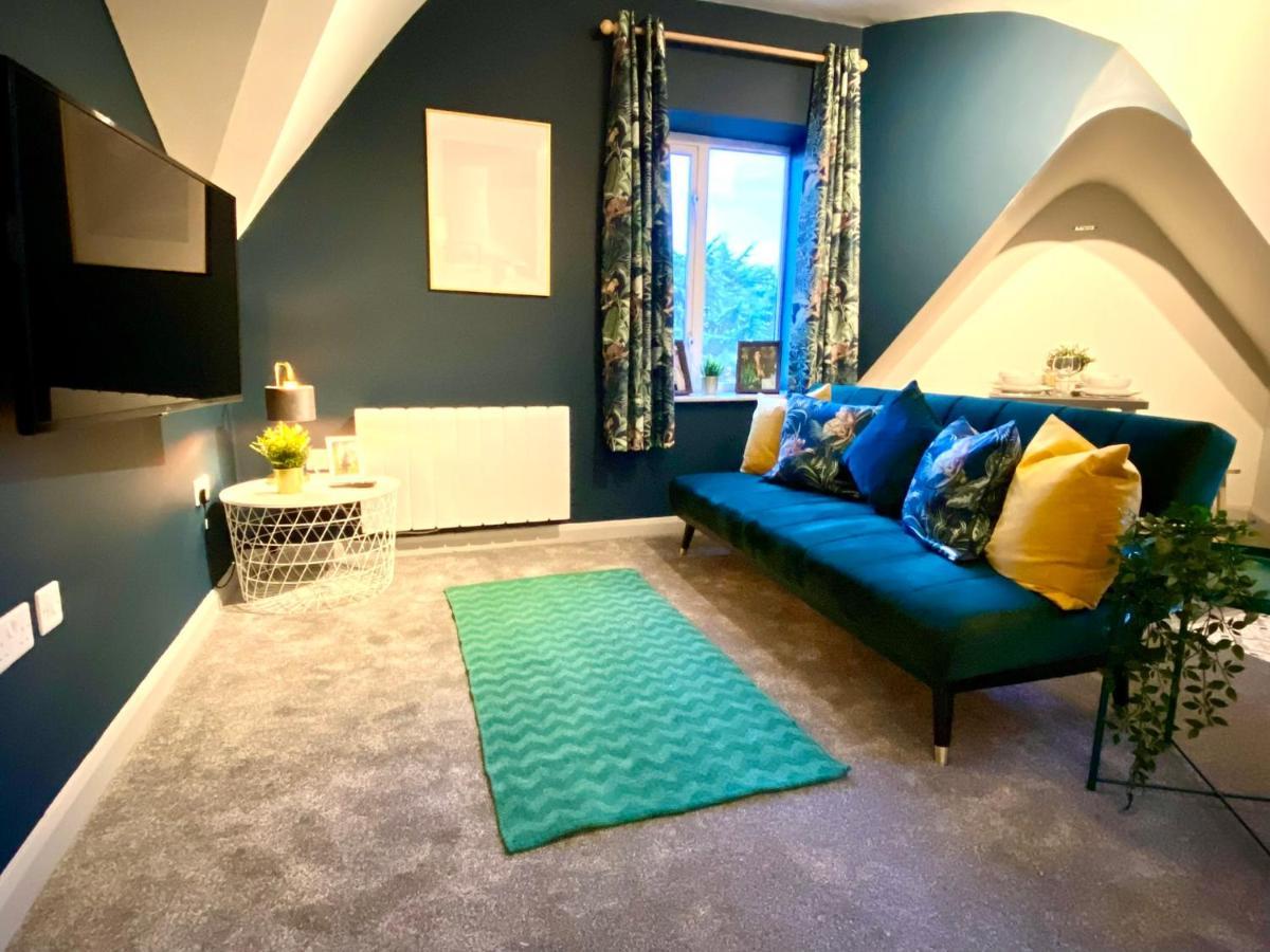 Beautiful Stylish 2 Bedroom Apartment! - 5 Minute Walk To The Beach! - Great Location - Parking - Fast Wifi - Smart Tv - Newly Decorated - Sleeps Up To 6! Close To & Poole Town Centre & Sandbanks *